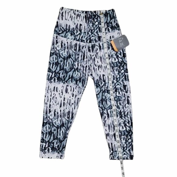 NUX Abstract Print high rise capri legging - Picture 4 of 7